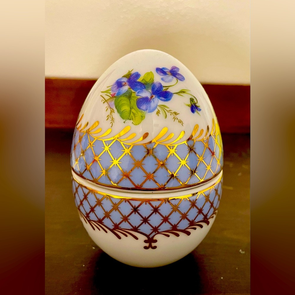 Ceramic violet egg shaped accent piece.  Beautiful condition.